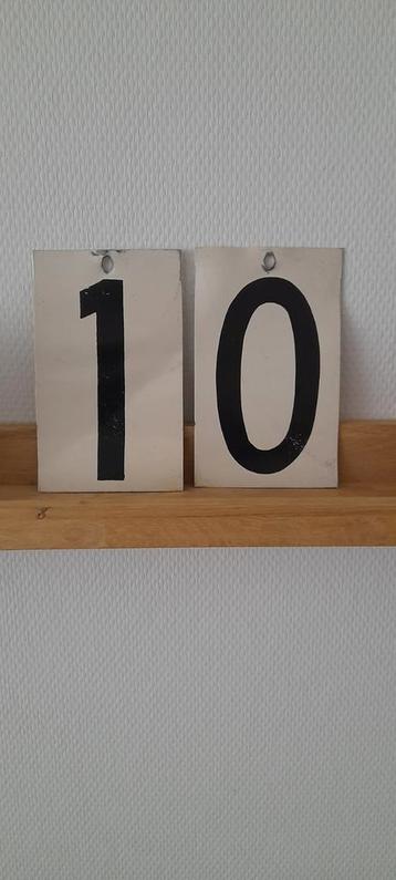 2 oude metalen bordjes met nummer 1en 0  beschikbaar voor biedingen