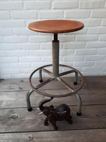 Vintage retro kruk werkkruk draaikruk industrieel jaren 60.  beschikbaar voor biedingen