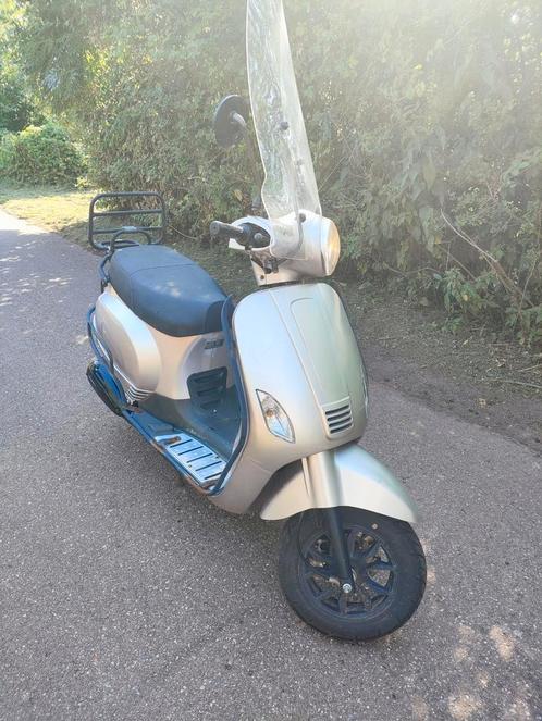 Vespa look scooter btc riva te koop gele plaat, Fietsen en Brommers, Snorfietsen en Snorscooters, Gebruikt, Overige merken, Benzine