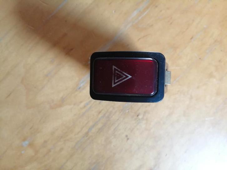 Goedwerkende gevarenlicht schakelaar MAZDA 323f bg  89/95, Auto diversen, Auto-accessoires, Gebruikt, Ophalen of Verzenden