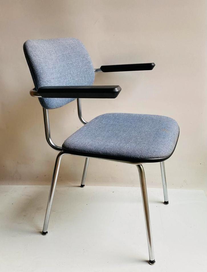 Gispen stoel met armleggers model 1235, Huis en Inrichting, Stoelen, Gebruikt, Eén, Metaal, Stof, Blauw, Ophalen of Verzenden