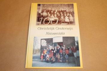 Schoolboek de Zaaier Nieuwolda — 100 Jaar, Klassenfoto\'s beschikbaar voor biedingen