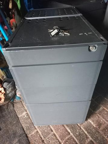2 st grote zware metalen ijzeren ladekasten bureau sleutels beschikbaar voor biedingen