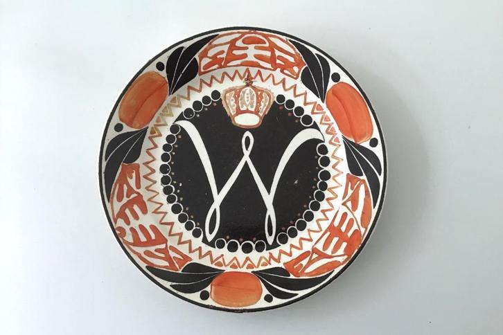 Gedenkbord inhuldiging Wilhelmina 1898 Regout, Antiek en Kunst, Antiek | Wandborden en Tegels, Ophalen