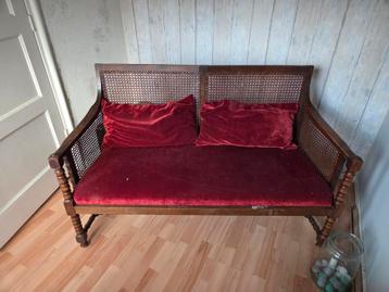 Antiek (wacht)bankje met velours rood beschikbaar voor biedingen