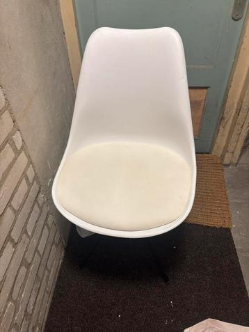 Witte stoel 2x beschikbaar voor biedingen