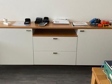 Hangend dressoir wit met houten blad beschikbaar voor biedingen