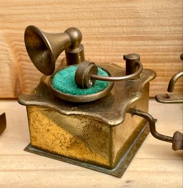 Vintage miniatuur grammofoon van messing. beschikbaar voor biedingen