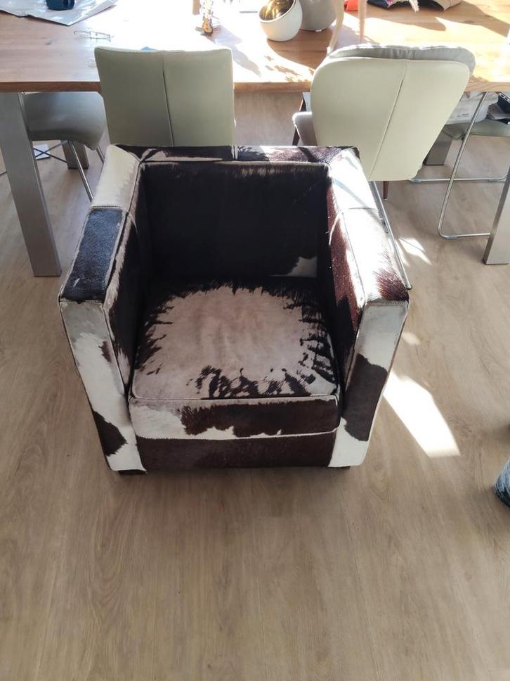 Lederen fauteuil met koeienhuid, Huis en Inrichting, Fauteuils, Zo goed als nieuw, Leer, 75 tot 100 cm, Minder dan 75 cm, Ophalen of Verzenden