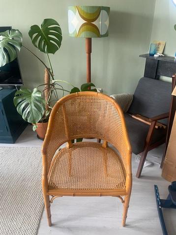 Vintage rotan stoel beschikbaar voor biedingen