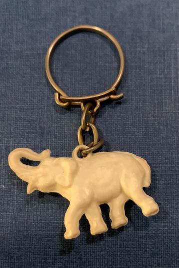Vintage sleutelhanger wit/creme olifantje beschikbaar voor biedingen