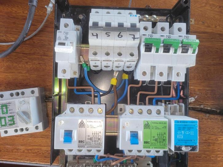 Verdeelkast met BBC Stotz groepenkastdelen, Hobby en Vrije tijd, Elektronica-componenten, Zo goed als nieuw, Ophalen of Verzenden