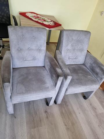 2 Stevige Stoelen beschikbaar voor biedingen