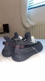 Yeezy’s 350 maat 44, Yeezy’s, Ophalen of Verzenden, Zo goed als nieuw, Sportschoenen