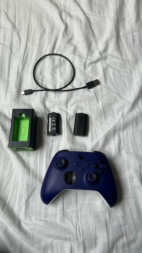Xbox one controller met dubbele accu en oplader, Spelcomputers en Games, Spelcomputers | Xbox | Accessoires, Zo goed als nieuw