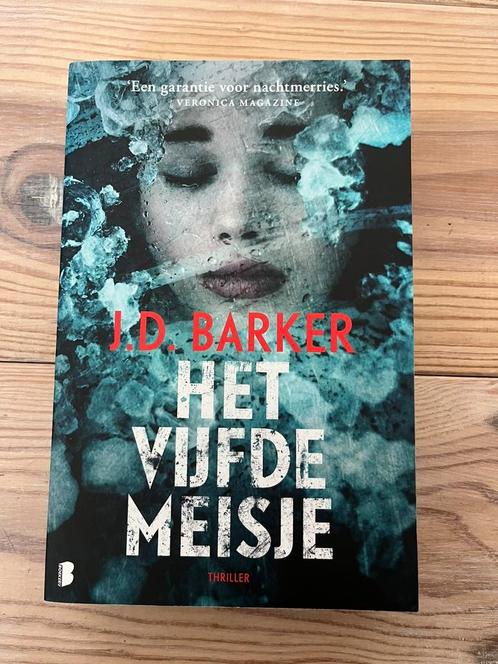 J.D. Barker - Het vijfde meisje, Boeken, Thrillers, Zo goed als nieuw, Nederland, Ophalen of Verzenden