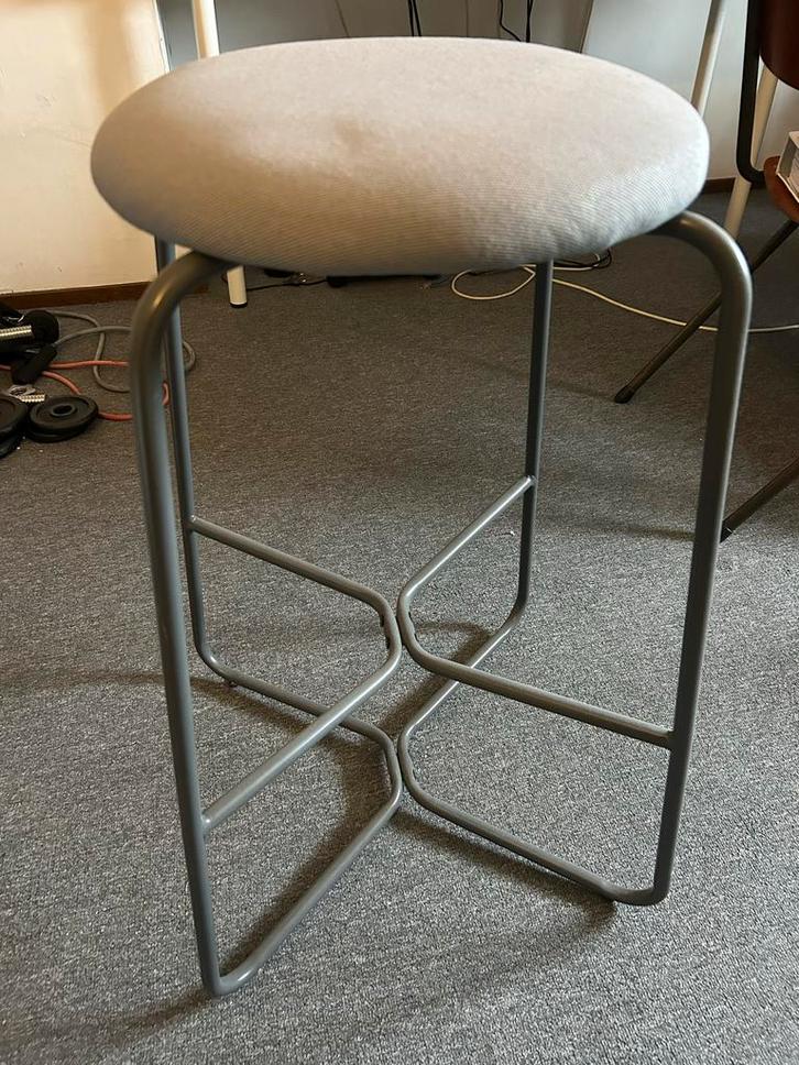 Grijze barkruk met stoffen zitting, Huis en Inrichting, Stoelen, Gebruikt, Eén, Metaal, Grijs, Ophalen