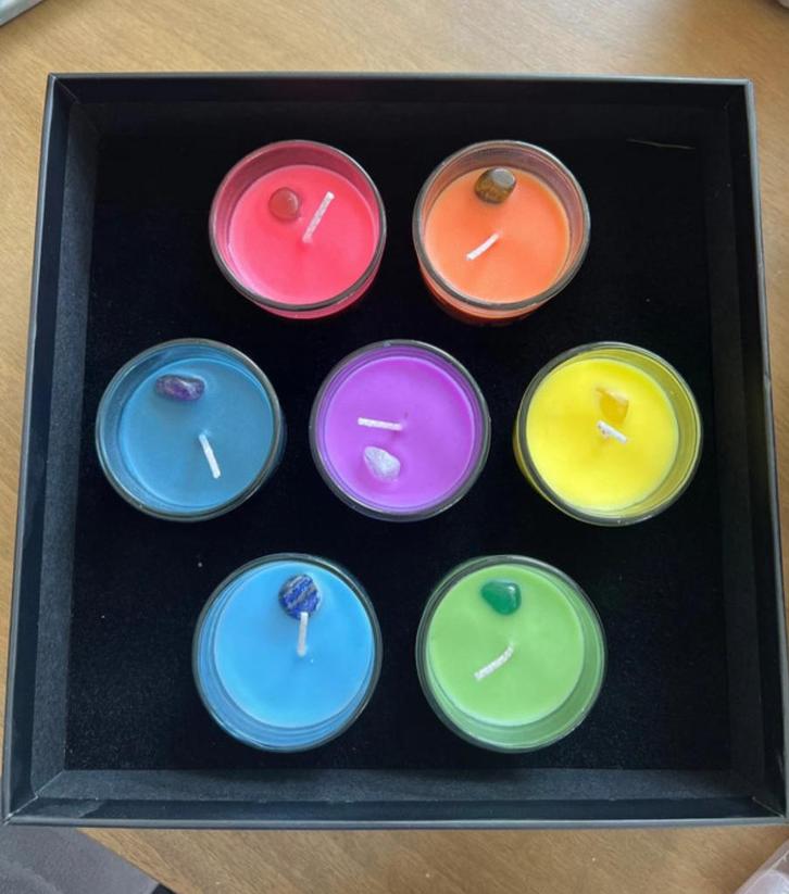 Luxe chakra kaarsenset in cadeauverpakking, Huis en Inrichting, Woonaccessoires | Kandelaars en Kaarsen, Zo goed als nieuw, Minder dan 25 cm