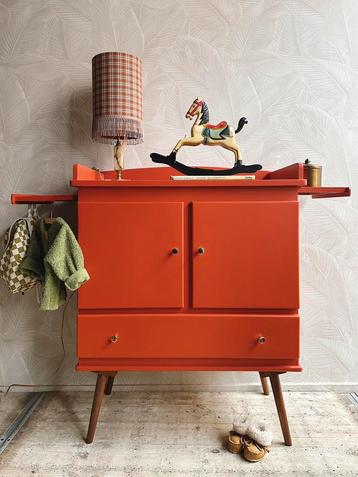 Vintage commode opgeknapt op juiste werkhoogte! Oranje/rood beschikbaar voor biedingen