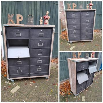 Metalen industriële locker ladenkast  + gratis legerkist  beschikbaar voor biedingen