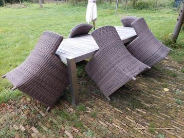 Grote tafel met 5 stoelen van het luxe merk Borek beschikbaar voor biedingen