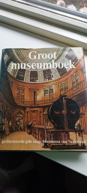 Groot museumboek beschikbaar voor biedingen