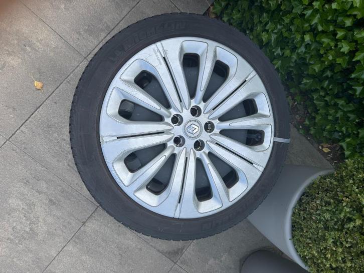 Winterbanden op zilverkleurige wieldop  Renault Scénic 2016, Auto-onderdelen, Banden en Velgen, Banden en Velgen, Winterbanden