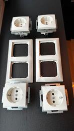 Busch-jaeger Balance SI dubbele wandcontactdoos, Doe-het-zelf en Verbouw, Elektra en Kabels, Ophalen of Verzenden, Zo goed als nieuw