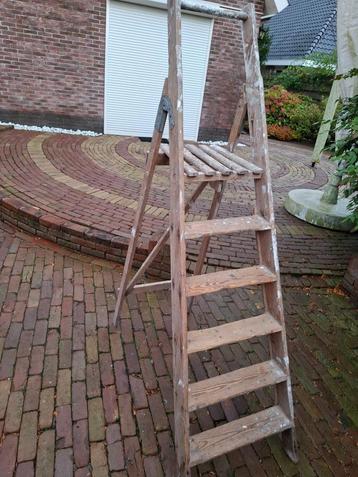 HOUTEN SCHILDERS TRAP MET PLATEAU beschikbaar voor biedingen