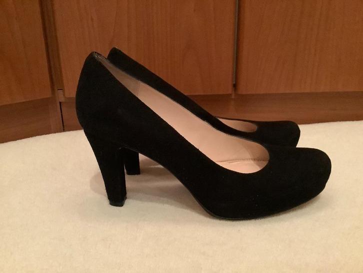 Prachtige vrouwelijke hakken/ pumps van Unisa, 36., Kleding | Dames, Schoenen, Zo goed als nieuw, Sneakers of Gympen, Zwart, Ophalen of Verzenden