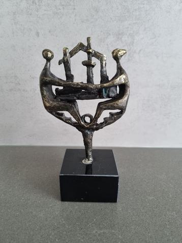 Beeldje op marmeren voet beschikbaar voor biedingen