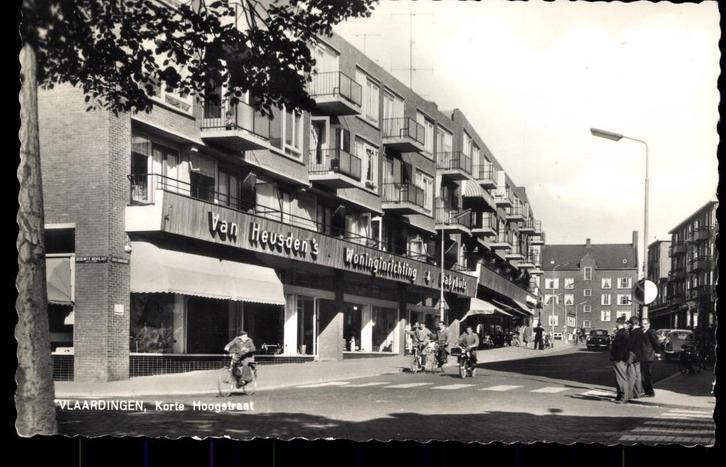 Vlaardingen (ZH), Korte Hoogstraat met winkels en volk, 1960, Verzamelen, Ansichtkaarten | Nederland, Gelopen, Zuid-Holland, 1960 tot 1980