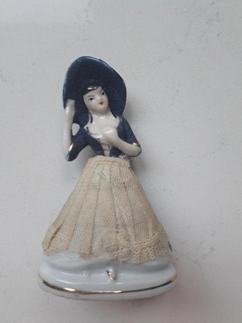 Porseleinen beeldje van dame met hoed blauw met wit, Verzamelen, Beelden en Beeldjes, Zo goed als nieuw, Ophalen of Verzenden