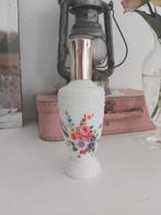 Brocante vintage parfumfles wit glas bloemen bewerkt reliëf, Ophalen of Verzenden, Gebruikt, Parfumfles