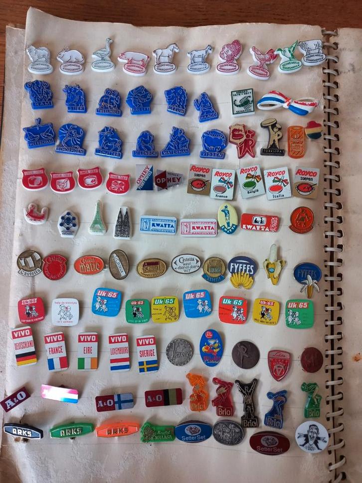 Verzameling Speldjes uit de Jaren '60 op Kaart, Verzamelen, Speldjes, Pins en Buttons, Gebruikt, Speldje of Pin, Overige onderwerpen