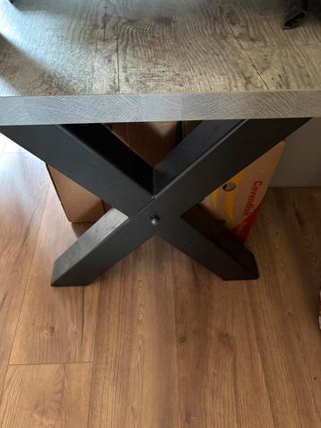 Eetkamertafel + 4 stoelen