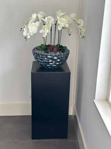 Zwarte zuil / pilaar met bloempot en kunst orchideeën beschikbaar voor biedingen