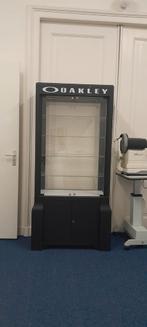 Oakley kast, vitrinekast (hij staat in centrum Leeuwarden), Ophalen of Verzenden, Gebruikt, Zwart, Oakley