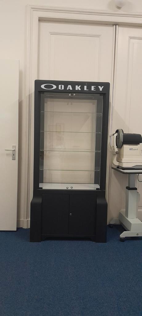 Oakley kast, vitrinekast (hij staat in centrum Leeuwarden), Sieraden, Tassen en Uiterlijk, Zonnebrillen en Brillen | Heren, Gebruikt
