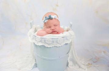 Newborn fotografie Lichtblauwe houten emmer 