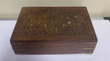 Prachtig houten kostje met messing details beschikbaar voor biedingen