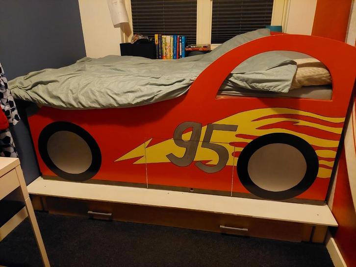 Cars bed, Kinderen en Baby's, Kinderkamer | Bedden, Zo goed als nieuw, 180 cm of meer, 85 tot 100 cm, Matras, Ophalen
