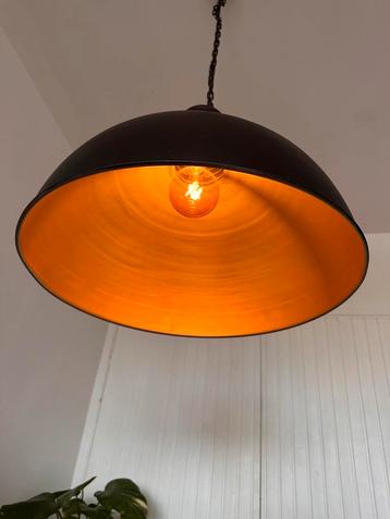 Mooie hanglamp met gouden binnenkant beschikbaar voor biedingen