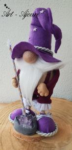 Art-Ajoure handgemaakte wollen Kerstkabouter 27 cm paars, Diversen, Kerst, Verzenden, Nieuw