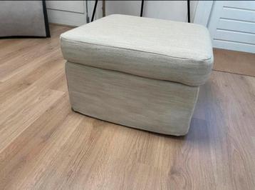 Poef past bij de Ektorp bank van Ikea
