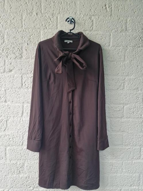 Aubergine Kleurige Jurk van Vera Jo, Maat M met Strik, Kleding | Dames, Jurken, Zo goed als nieuw, Maat 38/40 (M), Paars, Verzenden