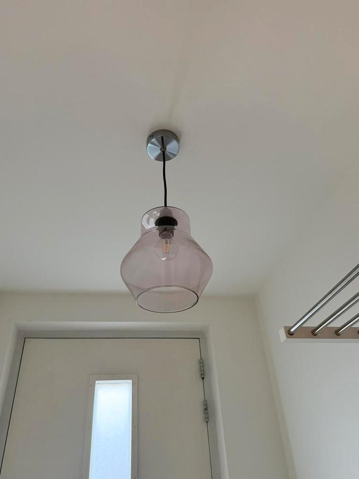 Glazen rookglas hanglang in zachtroze, Huis en Inrichting, Lampen | Kroonluchters, Gebruikt, Metaal, Ophalen