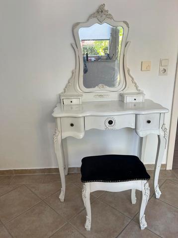 Vintage kaptafel ( antieklook) met spiegel en krukje beschikbaar voor biedingen