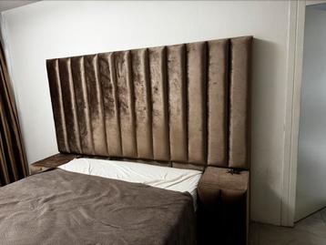 Bed taupe kleur  beschikbaar voor biedingen