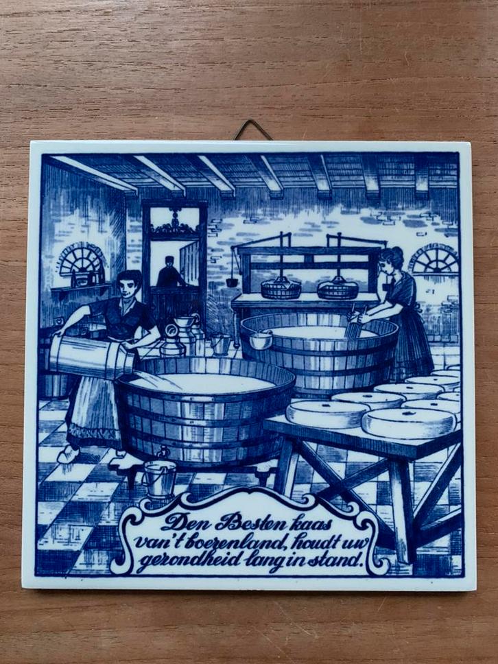 Delfts blauwe tegel Royal Tichelaar Makkum Kaasmaak tafereel, Antiek en Kunst, Antiek | Wandborden en Tegels, Ophalen of Verzenden
